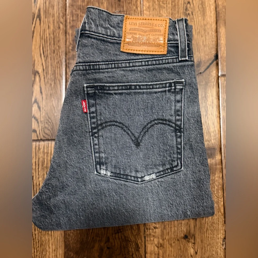 Levi's Women's Wedgie Black Straight Leg Denim, lightly distressed. W25xL26. - Picture 2 of 11